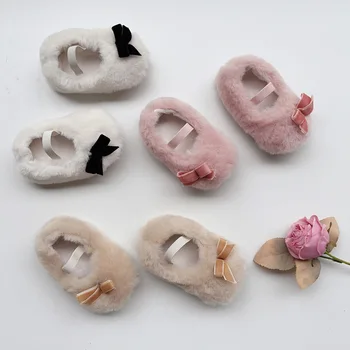 2023 Зимни бебешки обувки Сладко бебе момиче руно облицовани неплъзгащи се обувки за малки деца Термични космати обувки Външни памучни подплатени обувки