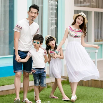 2021 Лято Семейство Съвпадение на тоалети Етнически стил Майка Дъщеря Плажни рокли Баща и син Бяла тениска Семейни комплекти дрехи