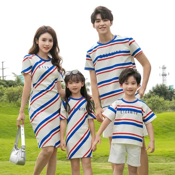 Лято 2023 Ново семейство Координирани дрехи Мама и дъщеря Рокля с равни райета Баща и син Съвпадение на екипировки Детски дрехи
